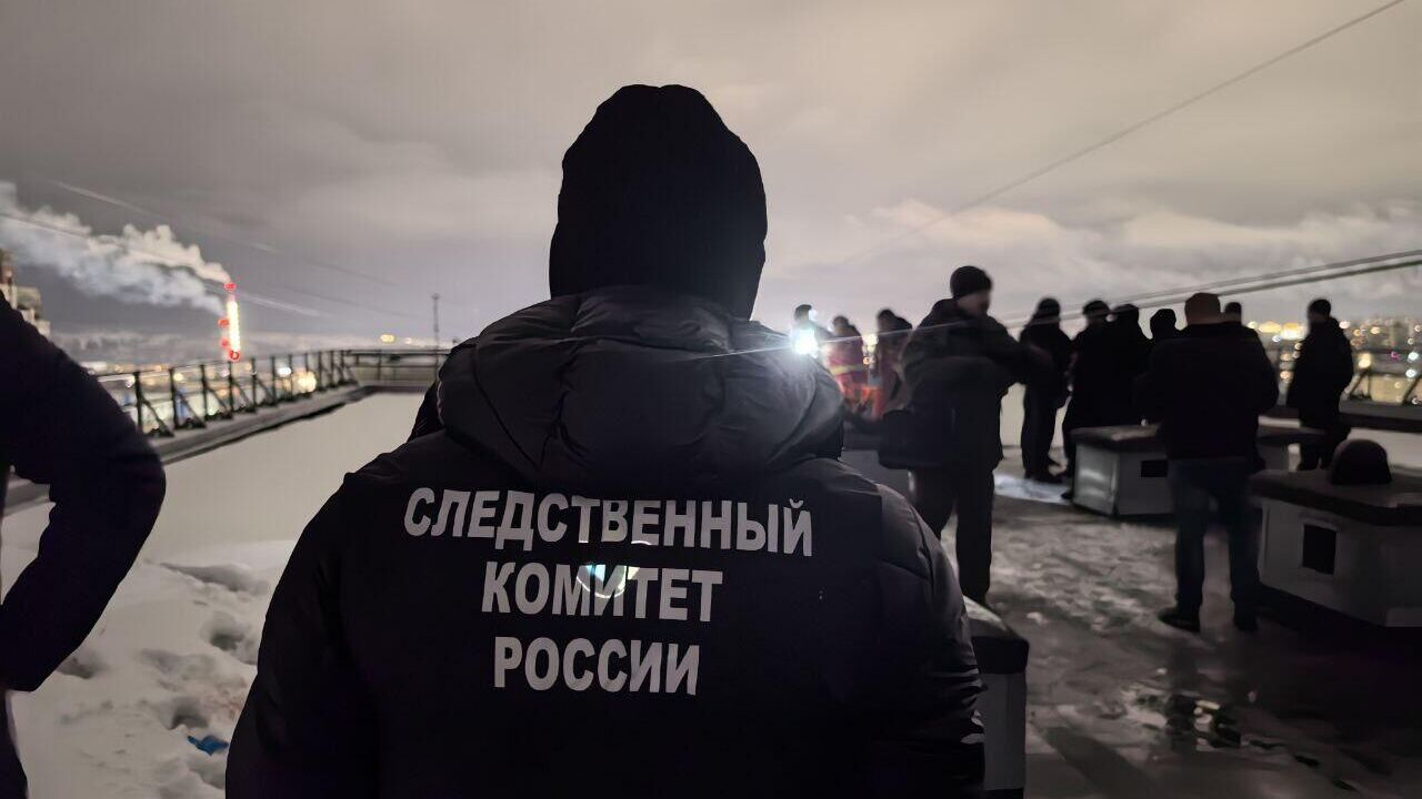Сотрудники правоохранительных органов на крыше дома в Мурманске, откуда велась стрельба 2