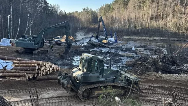 Операция по извлечению из болота американской бронированной ремонтно-эвакуационной машины М88 в Литве