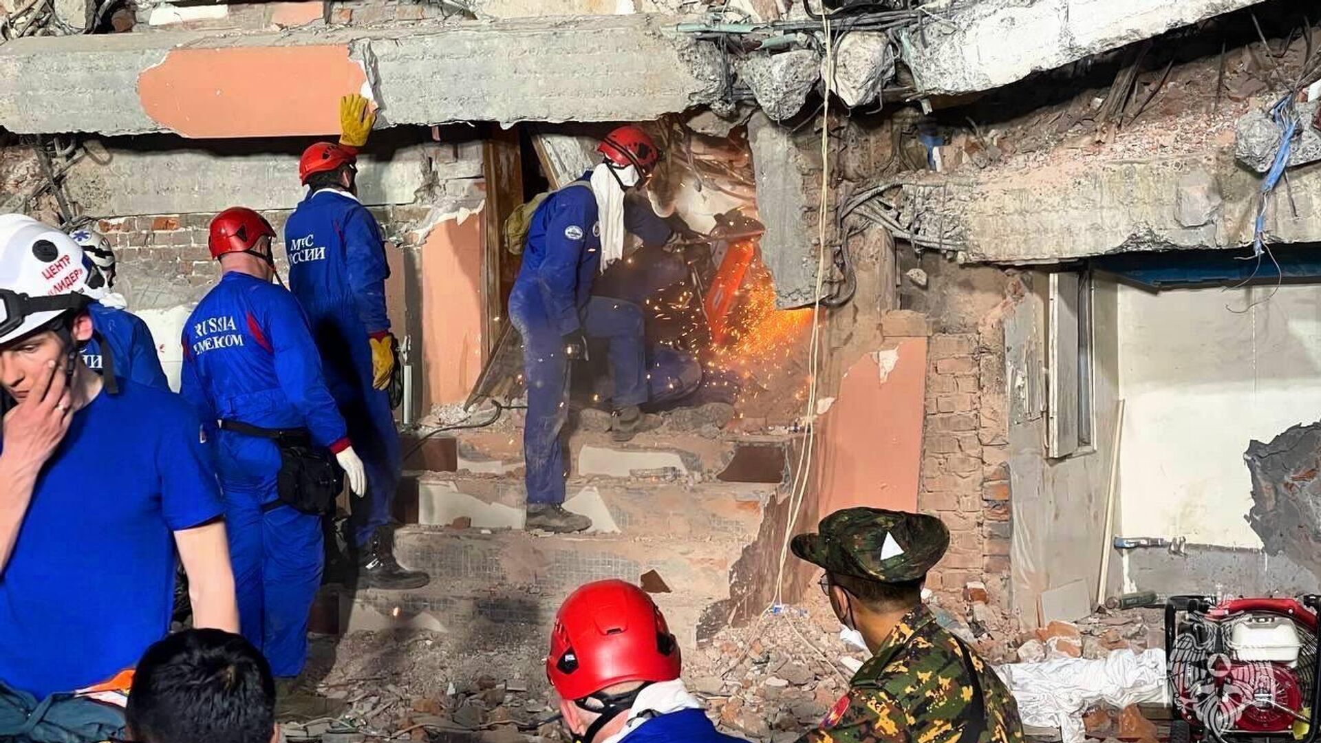 Землетрясение в Азии: в Китае медсестры спасали новорождённых