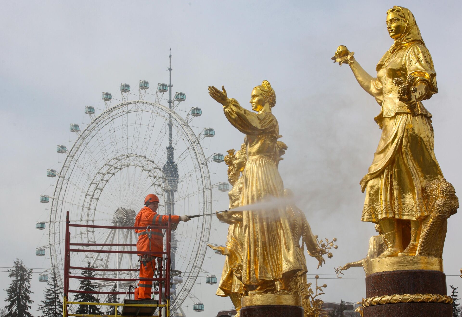 Промывка фонтана Дружба народов на ВДНХ - РИА Новости, 1920, 31.03.2025