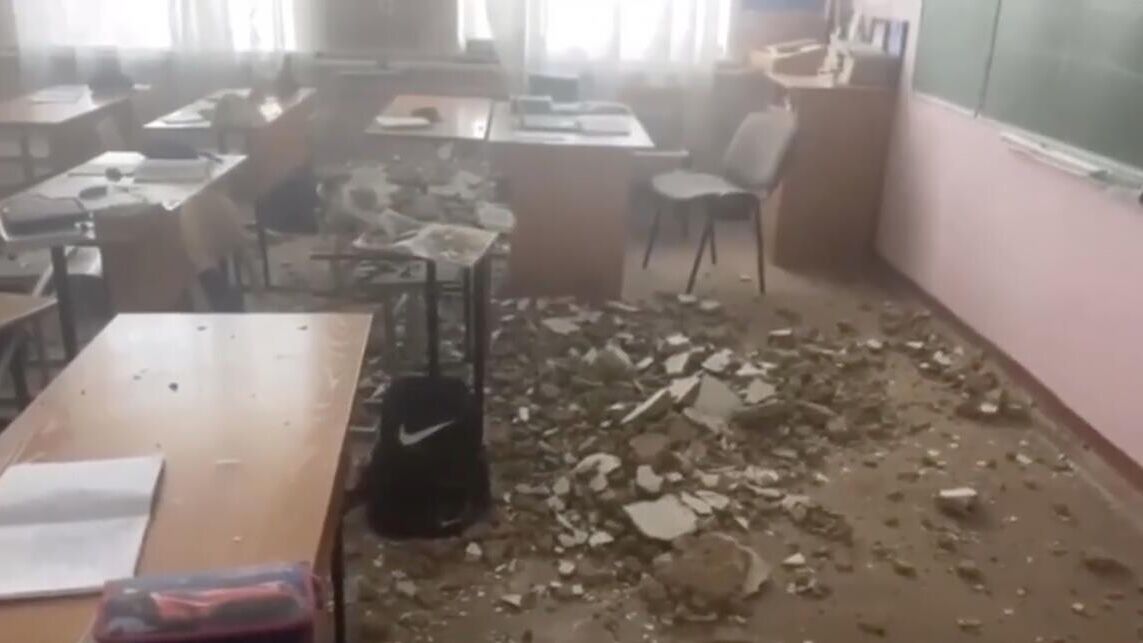 Штукатурка с потолка обрушилась в школе в городе Юрга Кемеровской области - РИА Новости, 1920, 14.04.2025