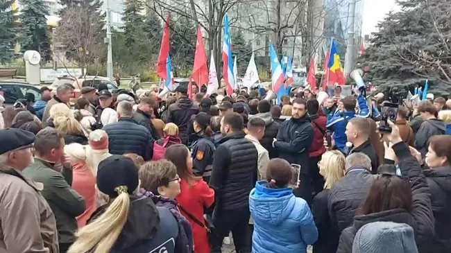 Акция в поддержку Евгении Гуцул у здания суда в Кишиневе