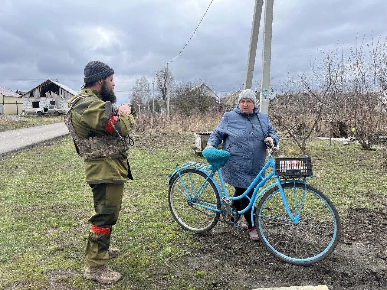 Артем и местная жительница - РИА Новости, 1920, 04.12.2025