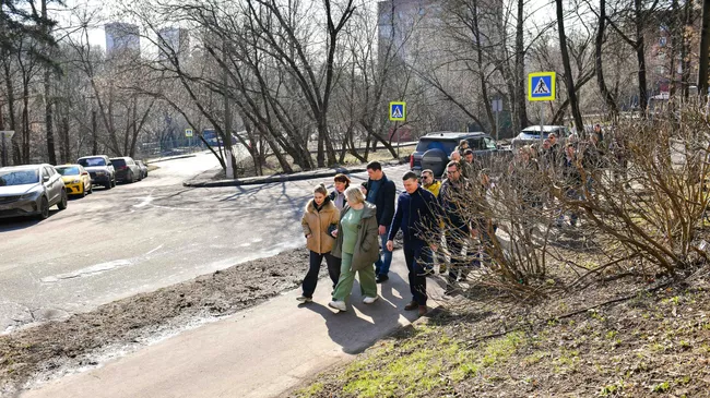 Глава городского округа Химки Елена Землякова проводит обход территорий в Старых Химках