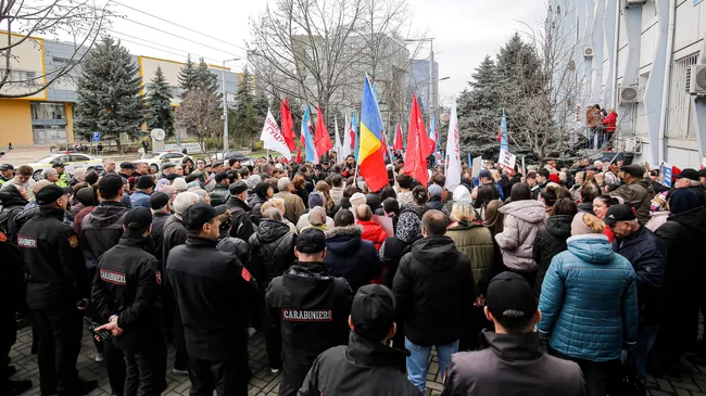 Сторонники главы Гагаузии Евгении Гуцул у здания суда в Кишиневе