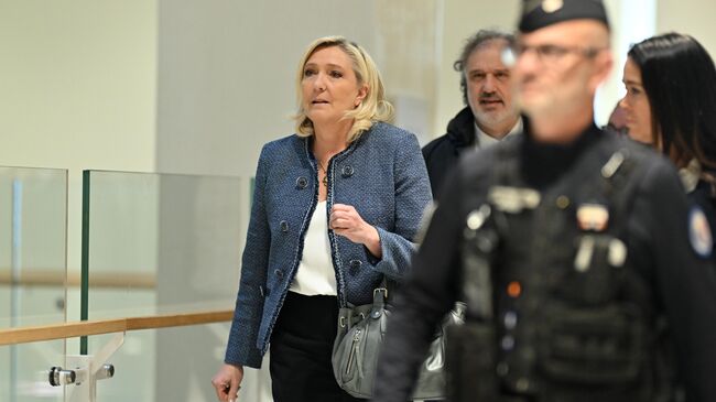 Марин Ле Пен в здании суда в Париже