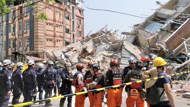 Последствия землетрясения в городе Мандалай в Мьянме