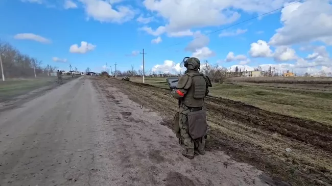 Разминирование неразорвавшихся суббоеприпасов в районе Суджи в Курской области
