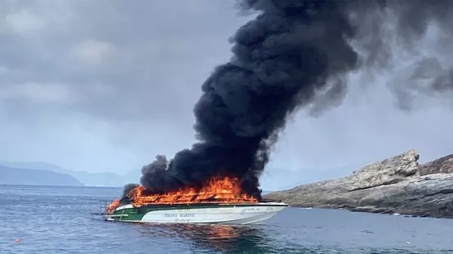 Пожар на катере во время стоянки у острова Майтхон неподалеку от Пхукета