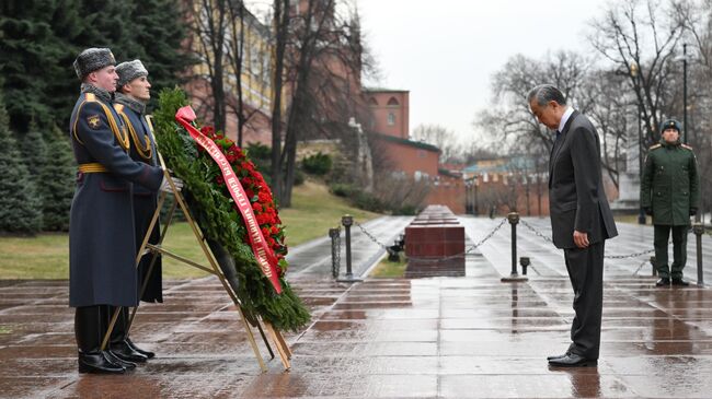 Глава МИД КНР Ван И на церемонии возложения цветов к Могиле Неизвестного Солдата в Александровском саду в Москве