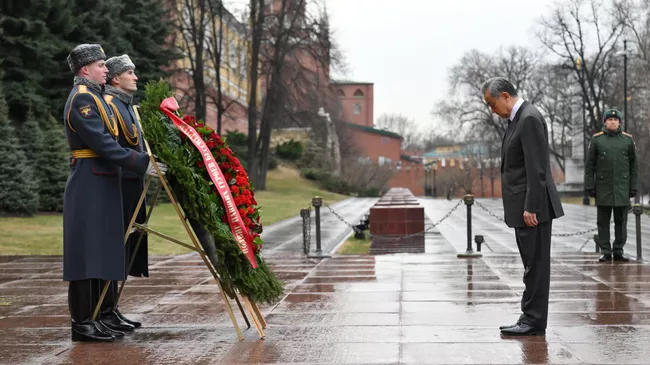 Глава МИД КНР Ван И на церемонии возложения цветов к Могиле Неизвестного Солдата в Александровском саду в Москве