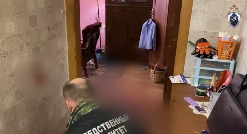 Сотрудники СК РФ на месте, где были обнаружены тела бабушки и 10-летнего внука в городе Железногорске Курской области Сотрудники СК РФ на месте, где были обнаружены тела бабушки и 10-летнего внука в городе Железногорске Курской области - РИА Новости, 1920, 01.04.2025