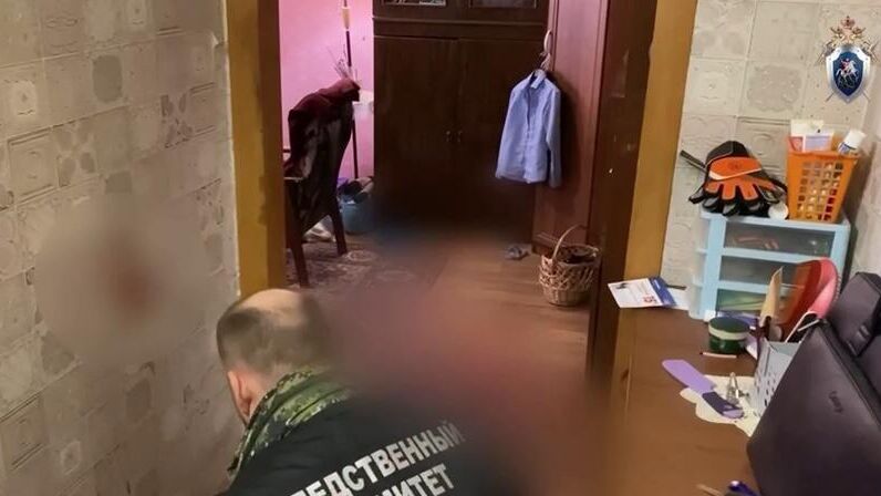 Сотрудники СК РФ на месте, где были обнаружены тела бабушки и 10-летнего внука в городе Железногорске Курской области Сотрудники СК РФ на месте, где были обнаружены тела бабушки и 10-летнего внука в городе Железногорске Курской области - РИА Новости, 1920, 01.04.2025