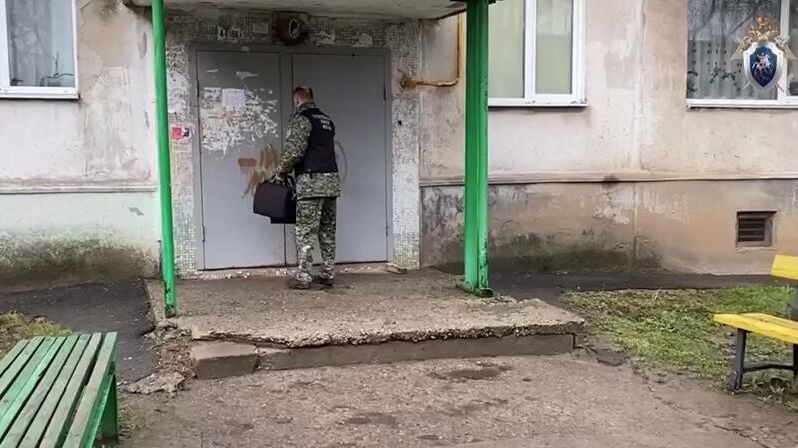 Сотрудники СК РФ на месте, где были обнаружены тела бабушки и 10-летнего внука в городе Железногорске Курской области - РИА Новости, 1920, 01.04.2025