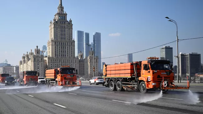 Промывка дорог с шампунем после зимы на Кутузовском проспекте в Москве. 29 марта 2025