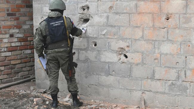 Сотрудник Следственного комитета РФ проводит следственные действия 