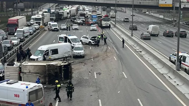 Последствия ДТП на 24-м километре внутренней стороны МКАД в Москве