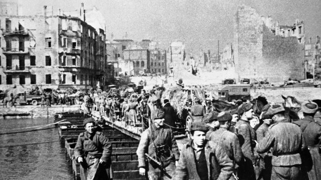 Советские войска 3-го Белорусского фронта вошли в освобожденный город Кенигсберг Советские войска 3-го Белорусского фронта вошли в освобожденный город Кенигсберг