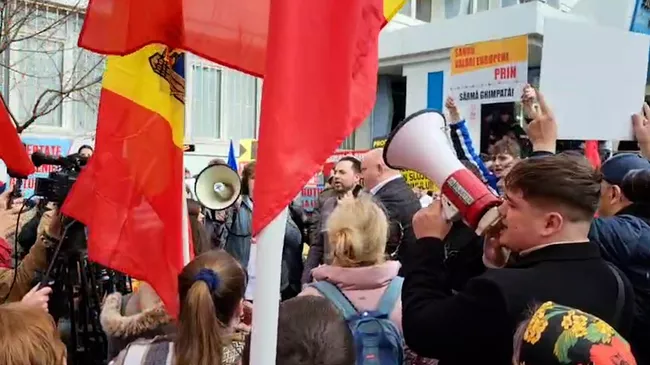 Пикет сторонников Гуцул у здания суда в Кишиневе