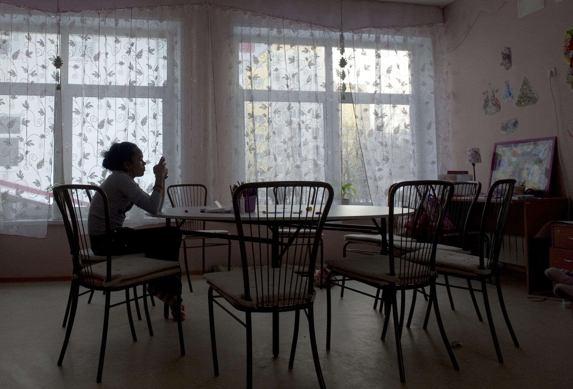 Девочка, оказавшаяся в трудной жизненной ситуации, отдыхает в комнате для занятий в детском социально-реабилитационном центре - РИА Новости, 1920, 01.04.2025