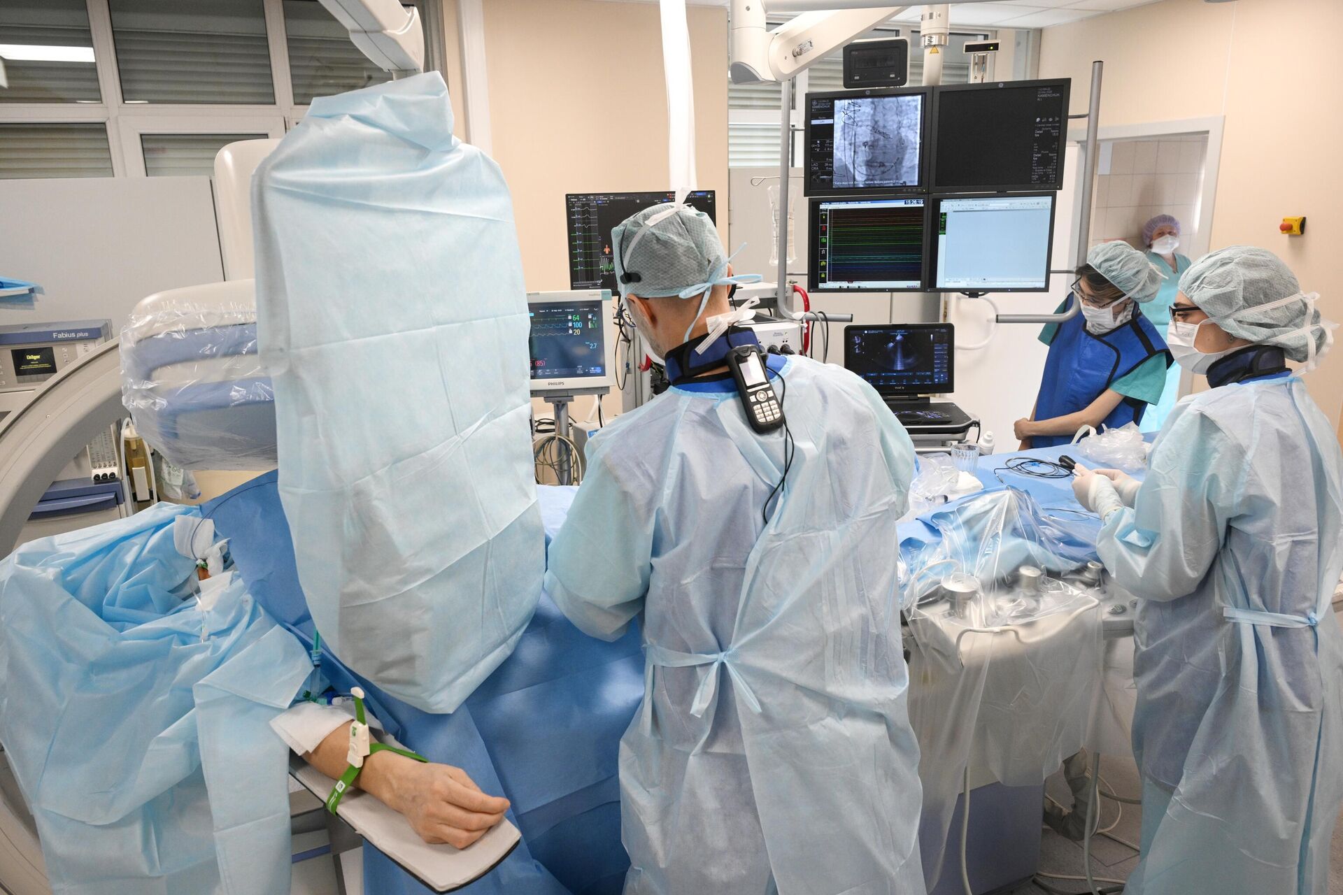 Операция в медицинском центре - РИА Новости, 1920, 01.04.2025