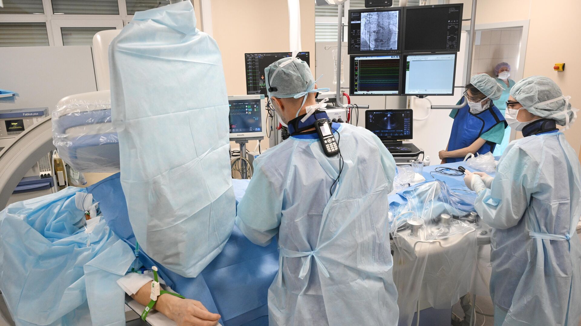 Операция в медицинском центре - РИА Новости, 1920, 11.06.2025