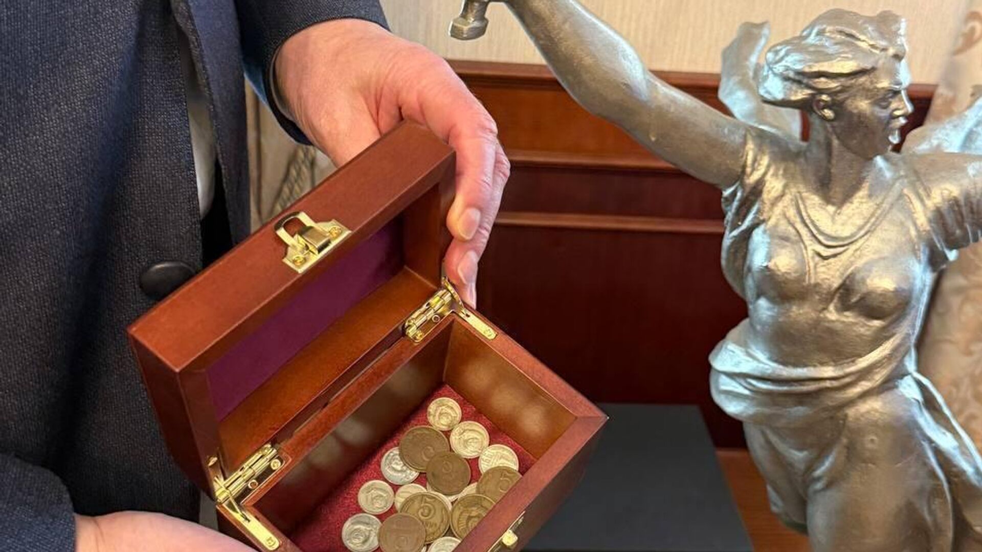 Монеты времён СССР от Президента России и его семьи переданы белорусскому общественному деятелю, паралимпийцу Алексею Талаю для создания памятника на Поклонной горе в Москве - РИА Новости, 1920, 01.04.2025