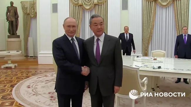 Путин с главой МИД Китая Ван И в Кремле
