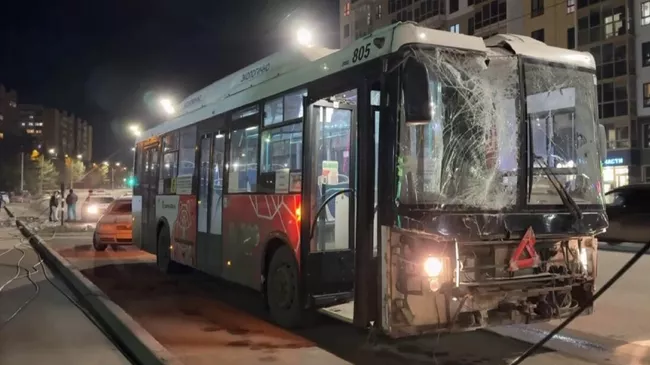 Место ДТП с участием пассажирского автобуса на улице Докучаева в Перми