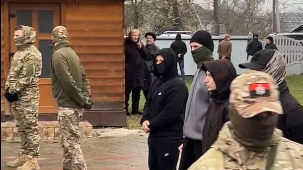 Сторонники раскольнической Православной церкви Украины (ПЦУ) начали силовой захват Успенского храма канонической Украинской православной церкви (УПЦ) в селе Дубовцы Черновицкой области - РИА Новости, 1920, 01.04.2025