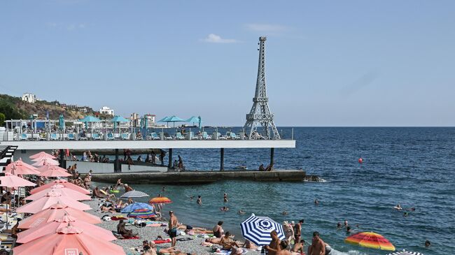 Люди отдыхают на пляже в Ялте