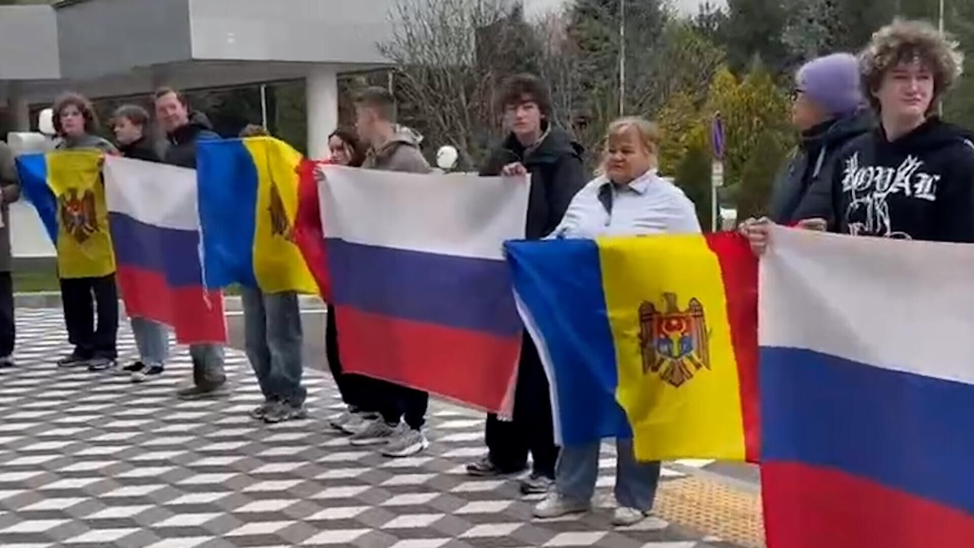 Акция в аэропорту Кишинева против высылки российских дипломатов - РИА Новости, 1920, 02.04.2025