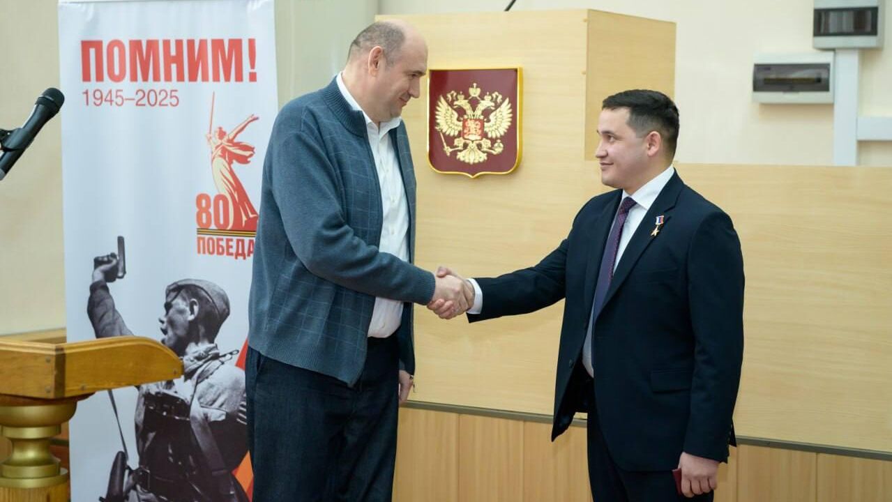 Врио губернатора Оренбургской области Евгений Солнцев и новый глава Новосергиевского района Нурсултан Муссагалеев - РИА Новости, 1920, 02.04.2025