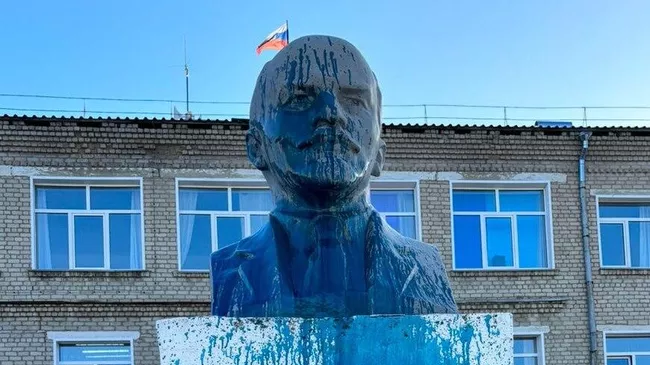 Повреждение памятника Ленину в посёлке Юрья в Кировской области