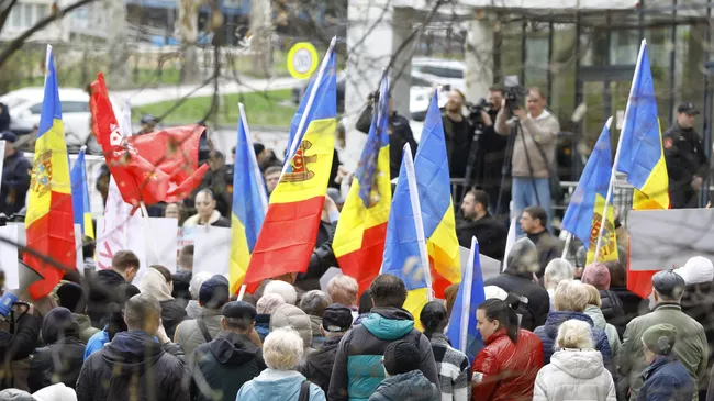Участники акции протеста с требованием освобождения главы Гагаузии Евгении Гуцул. 2 апреля 2025