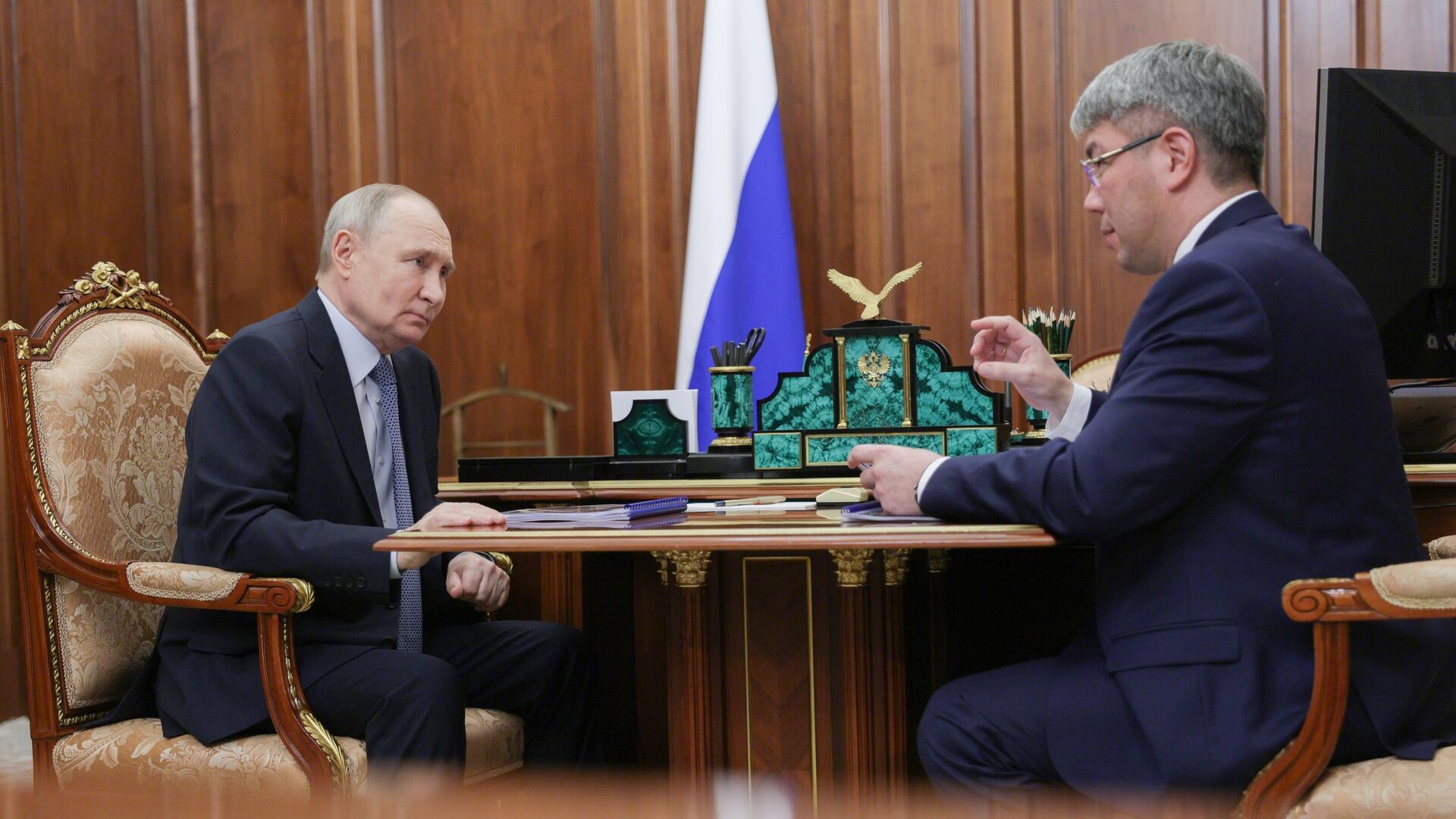 Президент РФ Владимир Путин и глава Республики Бурятия Алексей Цыденов во время встречи - РИА Новости, 1920, 02.04.2025