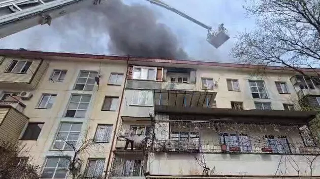 Ликвидация возгорания на крыше многоквартирного дома в Махачкале. 2 апреля 2025