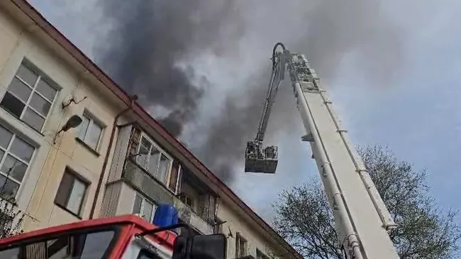Ликвидация возгорания на крыше многоквартирного дома в Махачкале