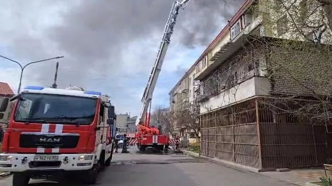 Ликвидация возгорания на крыше многоквартирного дома в Махачкале