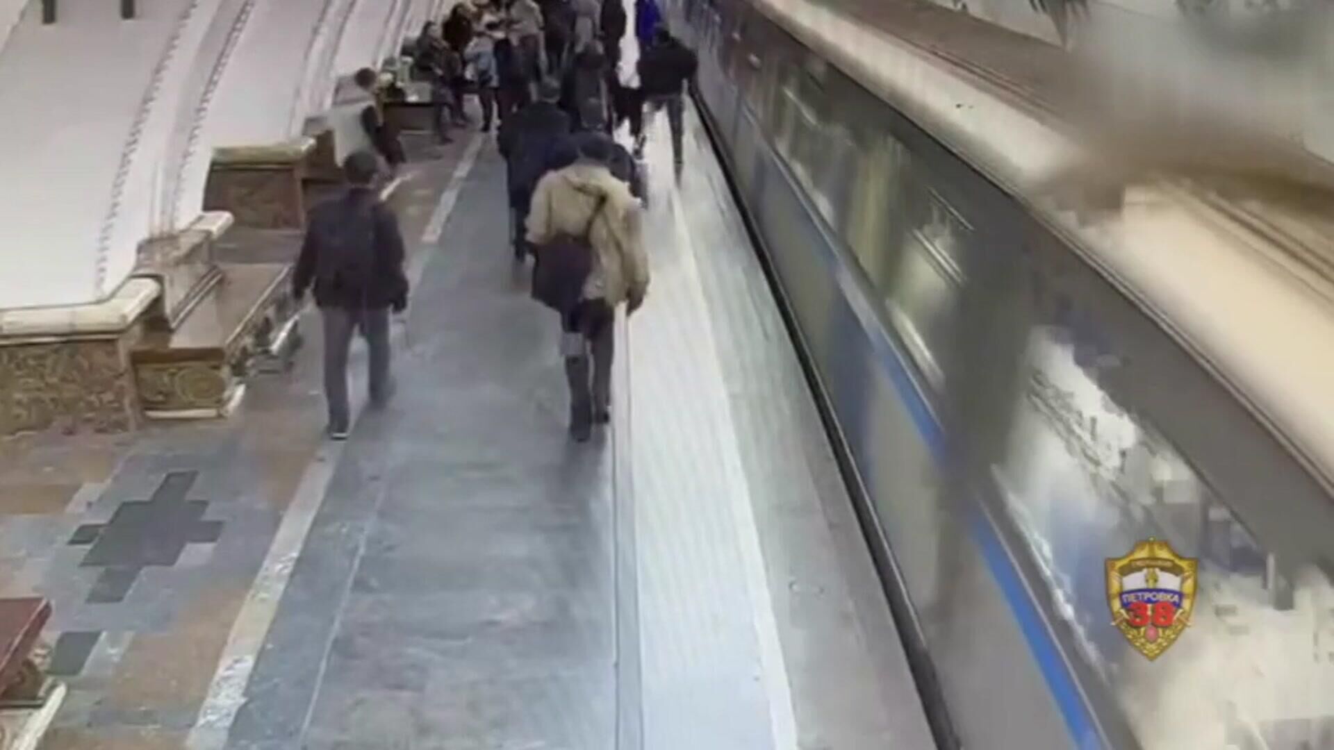 Кадры из московского метро, где женщина толкнула мужчину на прибывающий поезд1