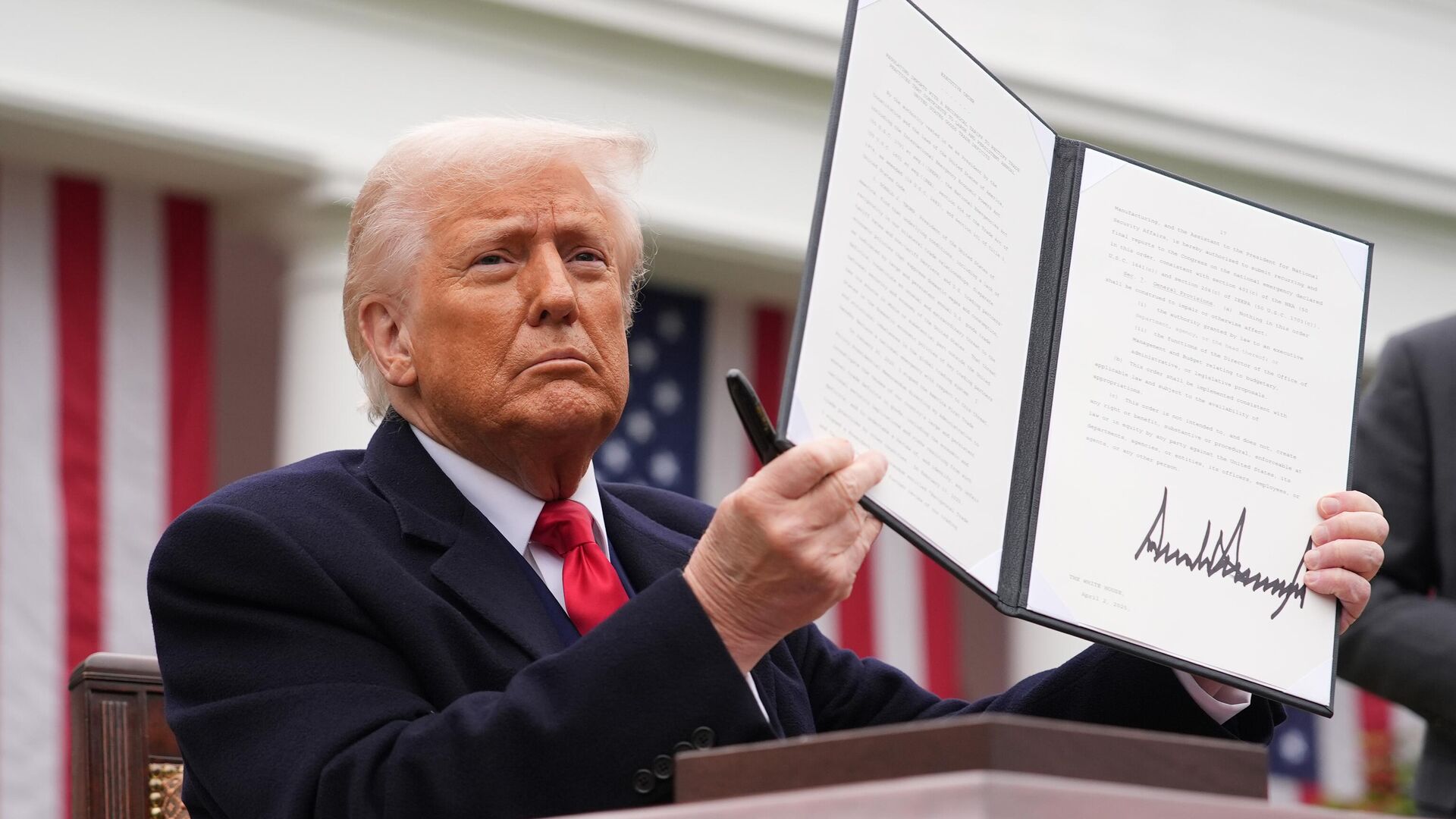Президент США Дональд Трамп демонстрирует подписанный указ о введении пошлин на импортные товары. 2 апреля 2025 - РИА Новости, 1920, 03.04.2025