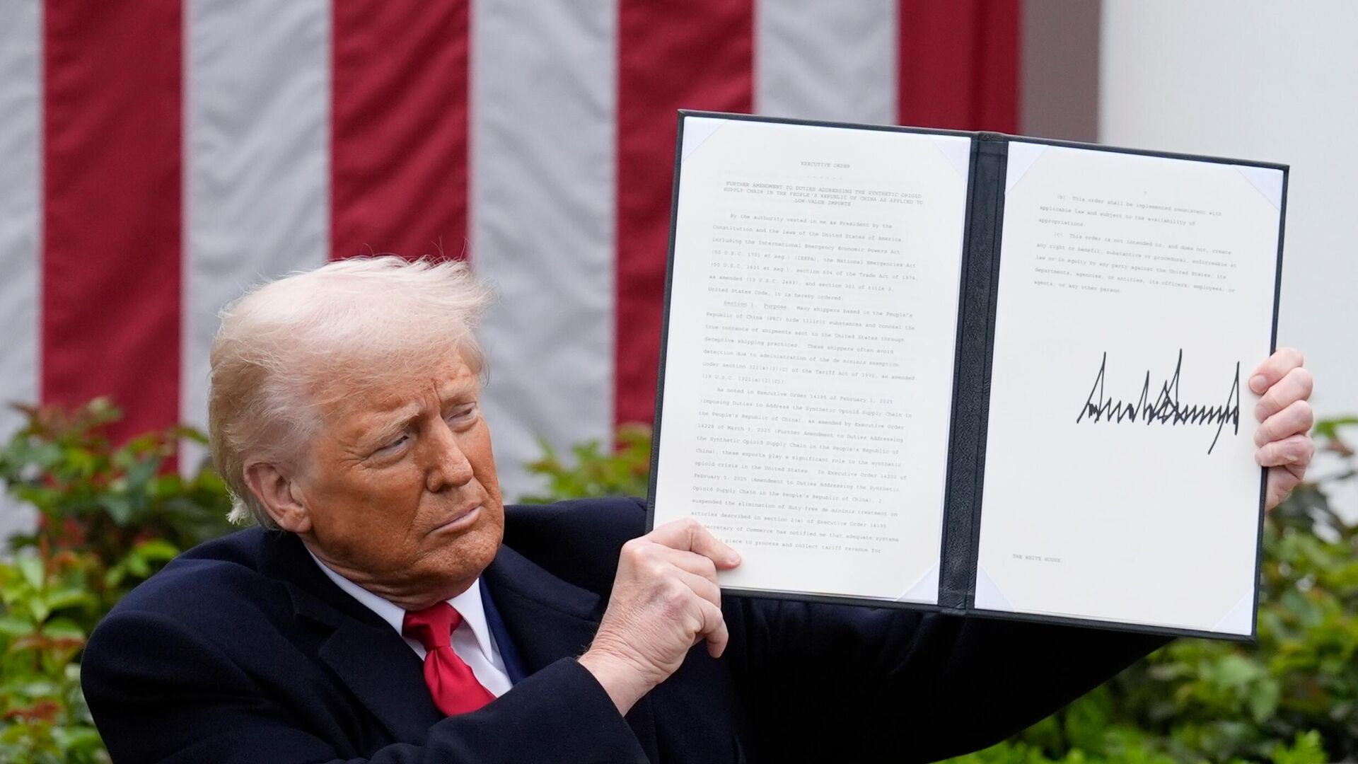 Президент США Дональд Трамп демонстрирует подписанный им указ о введении зеркальных пошлин на зарубежный импорт - РИА Новости, 1920, 09.04.2025