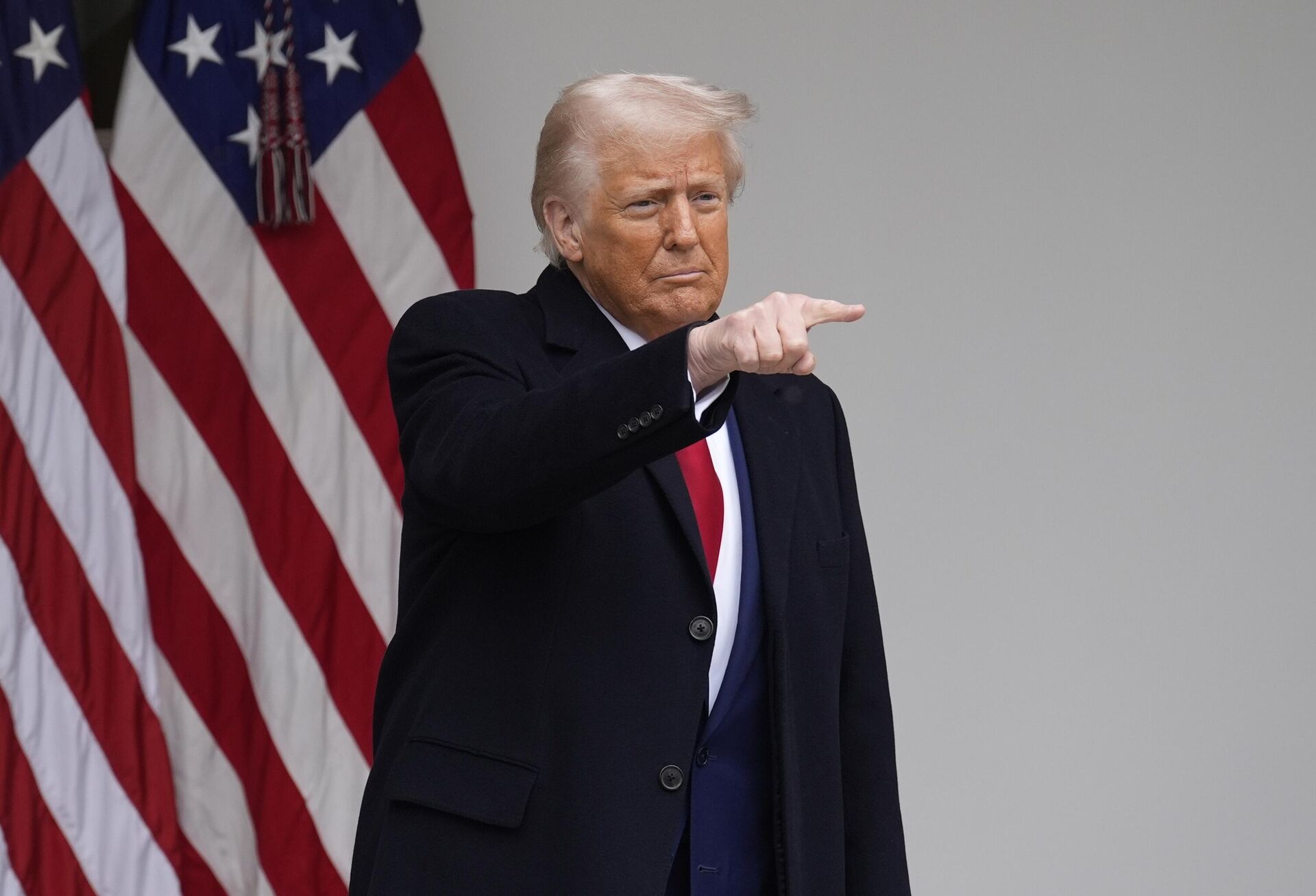 Президент США Дональд Трамп после окончания пресс-конференции в розовом саду Белого дома в Вашингтоне - РИА Новости, 1920, 11.06.2025