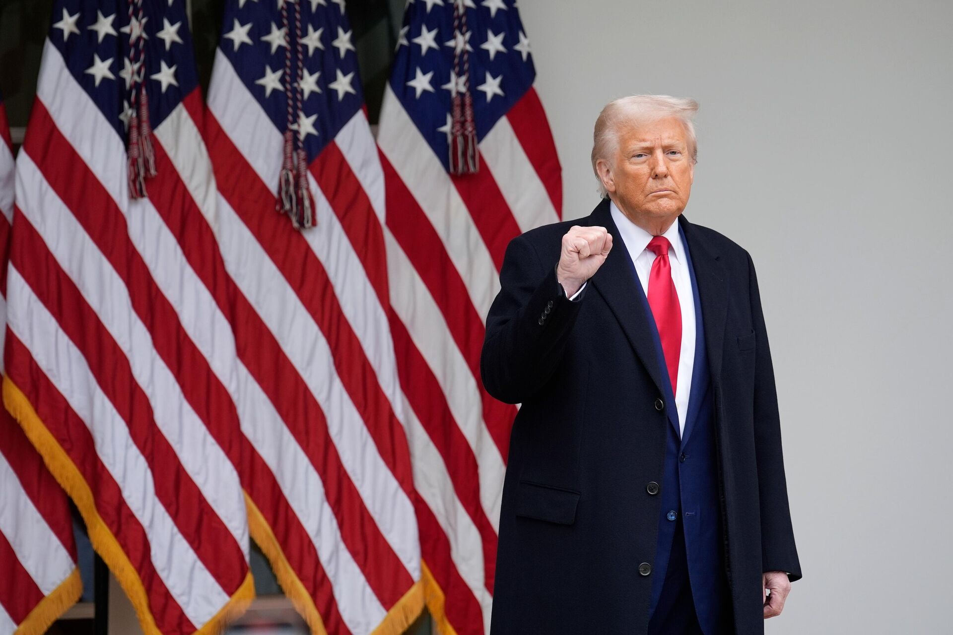Президент США Дональд Трамп после окончания пресс-конференции в розовом саду Белого дома в Вашингтоне - РИА Новости, 1920, 07.04.2025