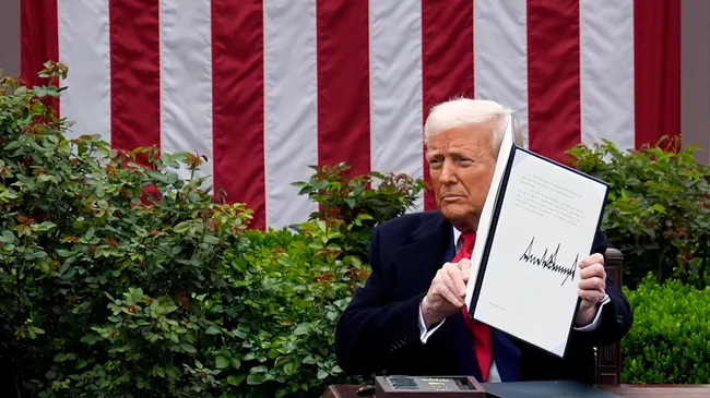 Президент США Дональд Трамп демонстрирует подписанный им указ о введении зеркальных пошлин на зарубежный импорт