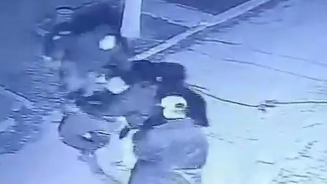 Момент нападения на рынке во Владивостоке. Кадр записи камеры видеонаблюдения