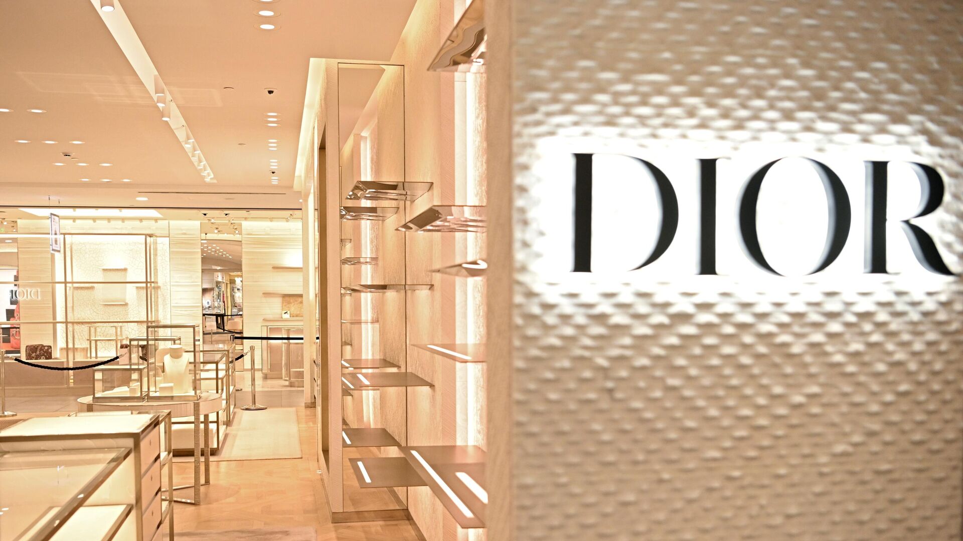 Закрытый магазин Dior в ЦУМе - РИА Новости, 1920, 03.04.2025