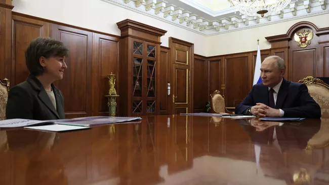 Президент России Владимир Путин и генеральный директор АО Российский экспортный центр Вероника Никишина во время встречи