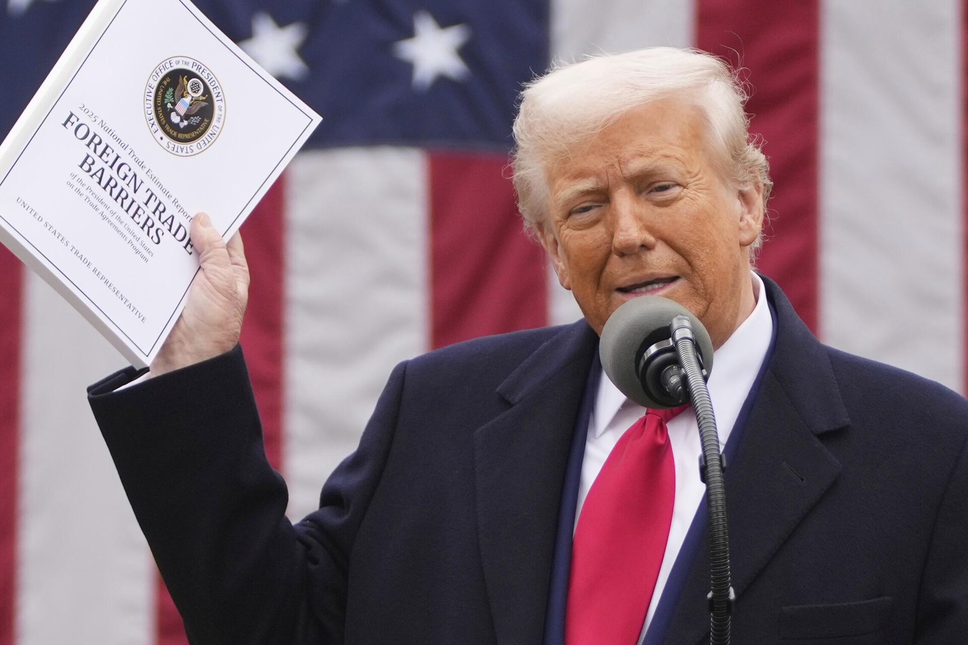 Президент Дональд Трамп после подписания указа о введении новых пошлин на импортные товары в Розовом саду Белого дома Президент Дональд Трамп после подписания указа о введении новых пошлин на импортные товары в Розовом саду Белого дома - РИА Новости, 1920, 03.04.2025