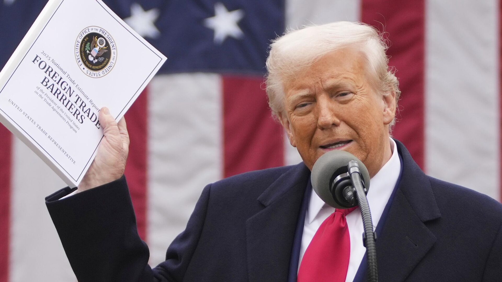 Президент Дональд Трамп после подписания указа о введении новых пошлин на импортные товары в Розовом саду Белого дома - РИА Новости, 1920, 24.07.2025